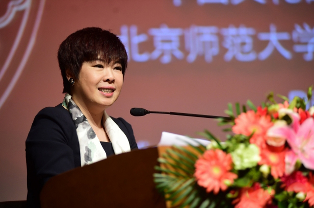 著名文化学者、北京师范大学教授于丹主持颁奖礼