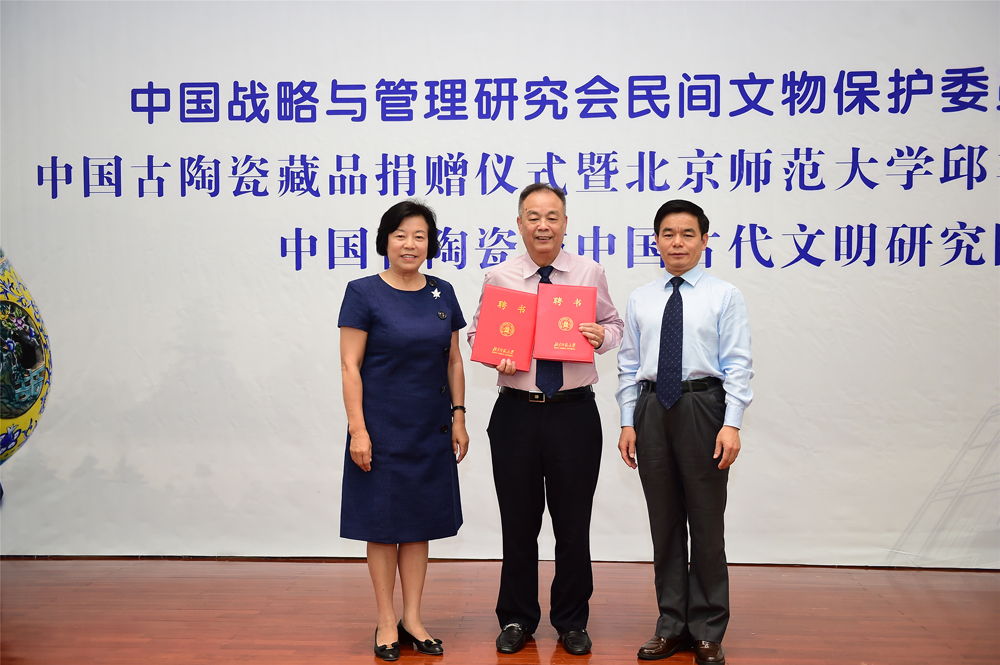 刘川生书记、董奇校长为邱季端学长颁发聘书_xiaoxiao副本.jpg